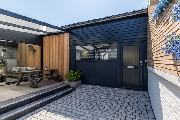 Foto - Verkocht onder voorbehoud: Ruime en veelzijdige vrijstaande woning met 173 m² woonoppervlakte,  extra leefverdieping, 3 slaapkamers (mogelijkheid tot 4), 2 badkamers, royaal bijgebouw en tuin op het zuidoosten in Hulsberg